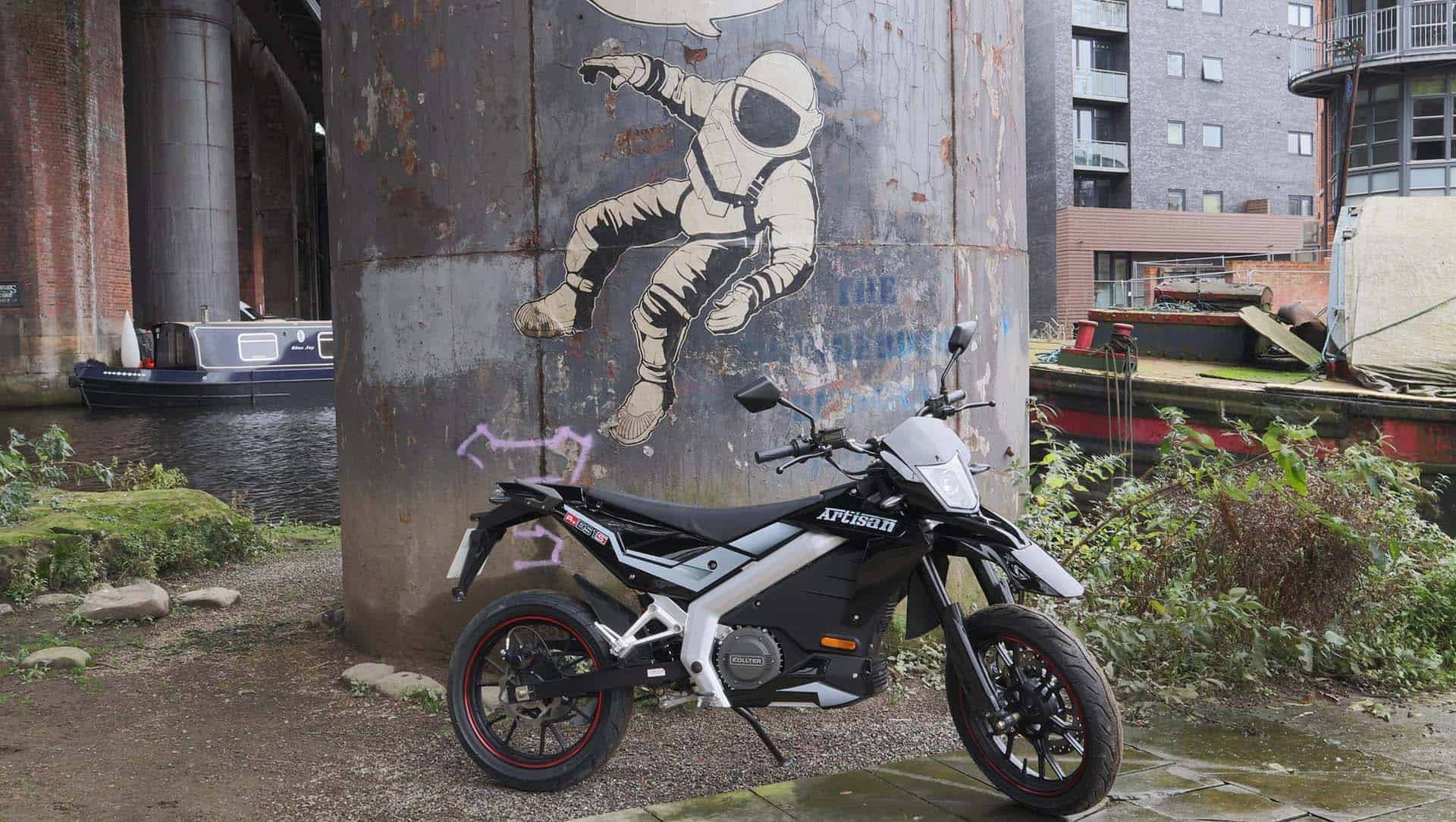 Artisan ES1-Pro in front of astronaught graffiti